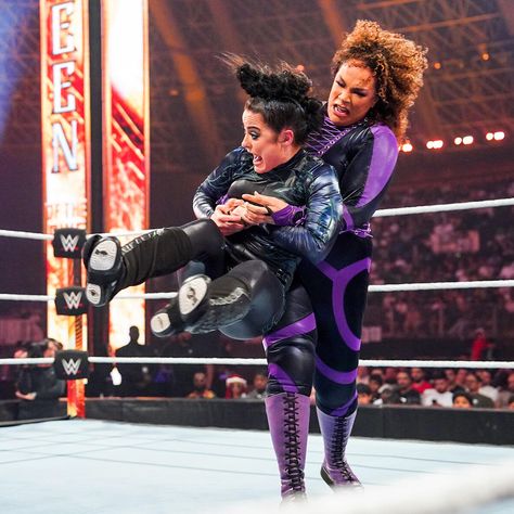 Lyra Valkyria vs. Nia Jax — Queen of the Ring Tournament Finals: photos Queen Of The Ring, Nia Jax, Wrestling Divas, All Food, Food Service, King Queen, The Ring, The Queen, The Line