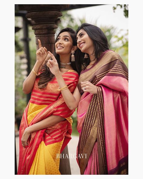 Nail Your Traditional Look With These Classy Silk Sarees! Bhargavi Kunam, Festive Saree, Latest Silk Sarees, Sisters Photoshoot Poses, Bridesmaid Photoshoot, Sister Photography, Bff Poses, Sister Poses, Indian Wedding Couple Photography