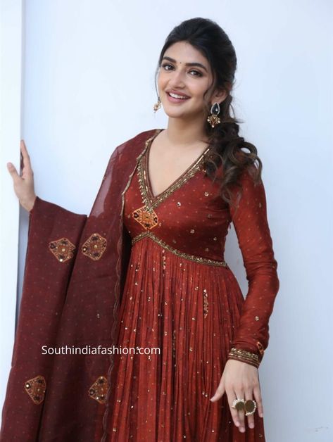 Anarkali Suit From Saree, Silk Anarkali Suits Party Wear, Anarkali Suit Pattern, Anarkali Suit Ideas, Alia Cut Kurti Pattern, Trendy Anarkali Designs, Alia Cut Anarkali, Kesari Movie, Anarkali Suit Design