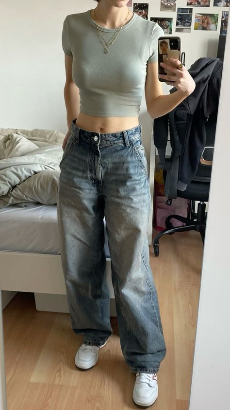 Cropped Longsleeves Outfit, Casual Crop Top Outfits Jeans, Baggy Jeans And Shirt Outfit Woman, Long Jean Outfits, Jeans And Small Top Outfit, Boyfriends Clothes Outfit, Styling Basic Tees Outfit, Cropped Tee And Jeans Outfit, Baggy Washed Jeans