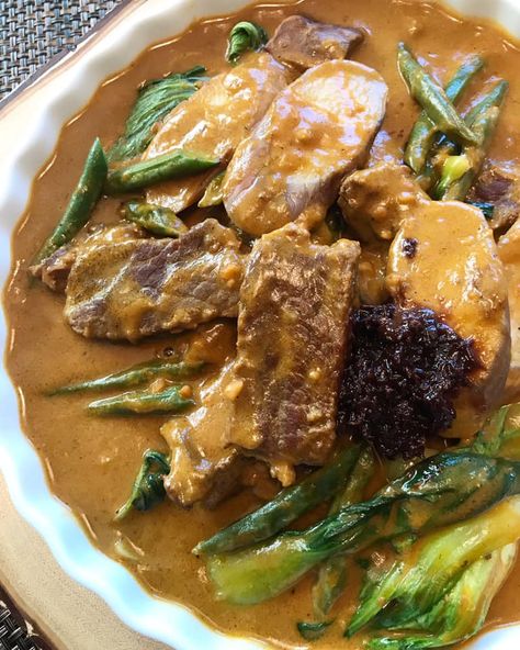 Recipes With Beef Chuck Roast, Beef Kare Kare Recipe, Filipino Kare Kare, Beef Kare Kare, Filipino Beef Recipes, Beef Chuck Recipes, Filipino Dinner, Kare Kare Recipe, Recipes With Beef