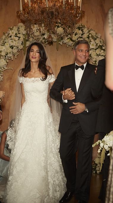 Amal Clooney Wedding, Famous Wedding Dresses, Celebrity Wedding Photos, Baju Kahwin, Amal Alamuddin, Celebrity Bride, S Wedding Dress, Iconic Weddings, Celebrity Wedding Dresses