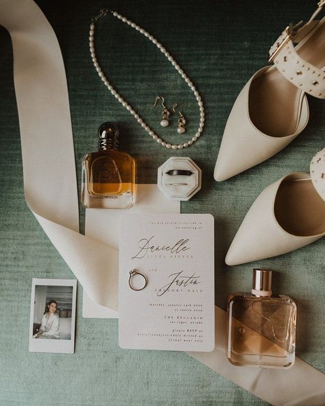 Wedding Day Photos Ideas, Get Ready Bridal Shoot, Wedding Detail Ring Shots, Wedding Photos Accessories, Wedding Accessory Pictures, Wedding Day Perfume Photos, Detail Pics Wedding, Wedding Accessories Pictures, Flat Lay Wedding Photo