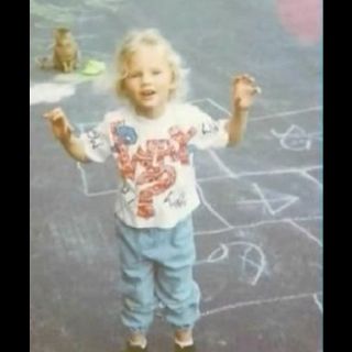 This is so cute! Little Taylor!!!! <3 I think she was 4 in this picture. A little older than she looked what she was three, but not quite five. Taylor Swift Childhood, Young Taylor Swift, About Taylor Swift, Alternative Indie, Baby Taylor, Playing Outside, Swift Photo, Long Live Taylor Swift, Taylor Swift Fan