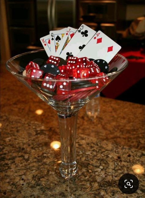 Casino Themed Centerpieces, Casino Birthday Party, Vegas Theme Party, Party Nigth, Casino Birthday, Vegas Birthday, Las Vegas Party, Vegas Night, Games Table