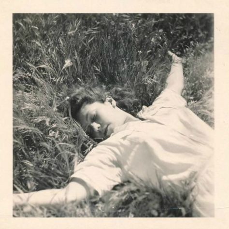 Asleep - c. 1940s - (Via) Sylvia Plath, Uk Icon, Art Et Illustration, Foto Vintage, Foto Inspiration, 인물 사진, Photography Inspo, Vintage Photographs, Vintage Photography