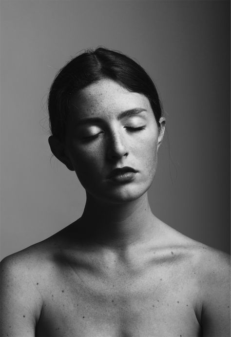 Woman Eyes Closed Portrait Photography, Black And White Portrait Woman, Black And White Art Reference Photos, Black N White Portrait, Shadowy Portrait, Face With Shadows, Black And White Portraits Of Women, Closed Eyes Reference, Eye Closed Photography