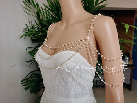 Pearl Hand Jewellery, Pearl Shoulder Chain, Bridal Shoulder Necklace, Bridal Shoulder Jewelry, Armor Wedding Dress, Pearl Shoulder Jewelry, Sparkle Accessories, Bridal Body Jewelry, Shoulder Accessories