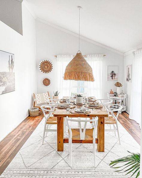 Boho Dining Room Ideas, Bohemian Style Dining Room, Curved Pool, Old Dining Table, Boho Dining Table, Boho Homes, Pink Elements, Dining Corner, Boho Dining Room