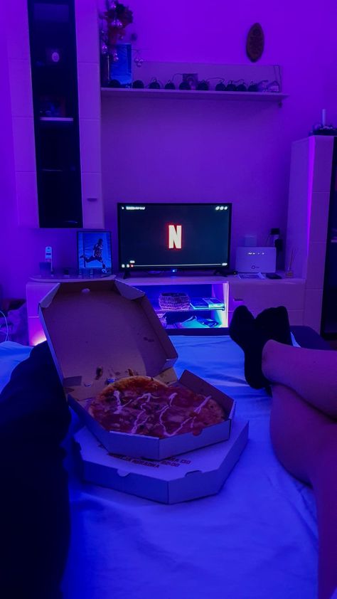 Bf And Gf Watching Movie, Netflix And Chill With Boyfriend, Watching A Movie With Your Boyfriend, Netflix Couple Relationship Goals, Couples Watching Tv Together, Couple Watching Movie In Bed Aesthetic, Gamer Couple Pictures, Cinema With Girlfriend, Netflix With Boyfriend