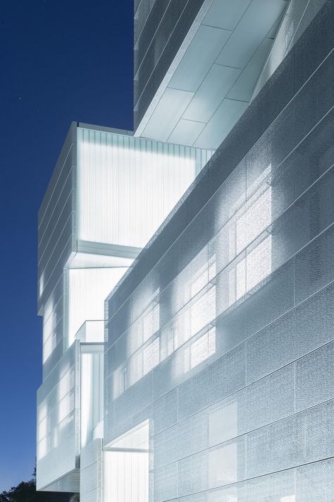 Projektbericht Visual Arts Buildung Steven Holl, Glass Facade Architecture, Translucent Architecture, Translucent Facade, Steven Holl Architecture, Fritted Glass, Painting With Light, Glass Facade, Glass Building