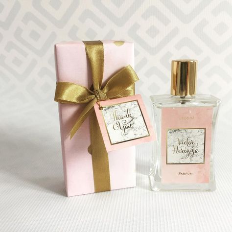 Personalized Blush & Gold Perfumes || Made by BC Fragrance Perfume Souvenir Ideas, Perfume Giveaways Ideas, Giveaways Ideas Debut, Perfume Favors, Debut Souvenir, Debut Souvenir Ideas, Perfume Souvenir, Giveaway Ideas Birthday, Perfume Inspiration