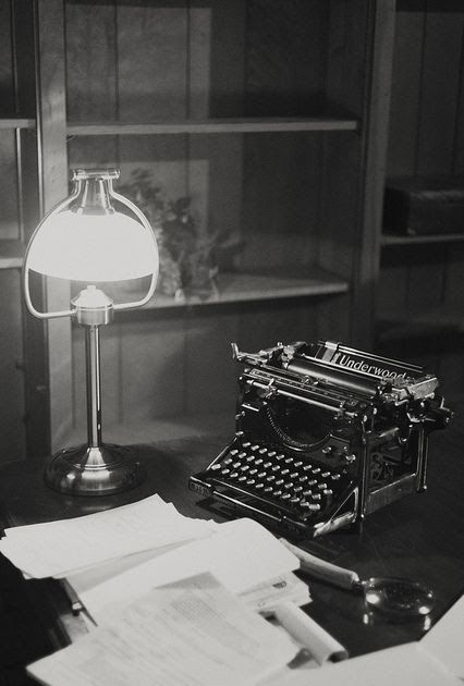 Film Noir Photography, Nick Valentine, Noir Detective, Detective Aesthetic, Private Eye, Vintage Typewriters, Style Noir, Film Set, White Picture