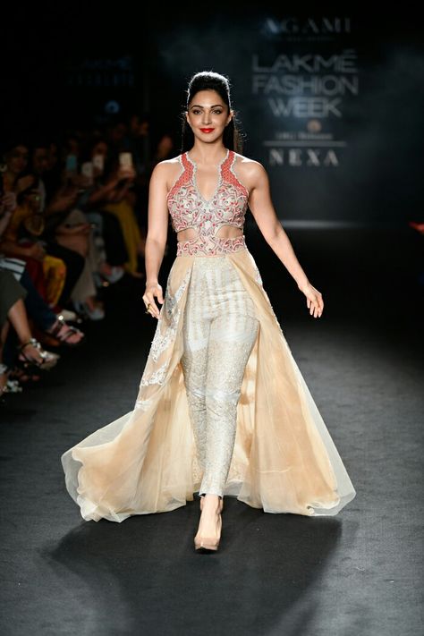 Gorgeous Kiara Advani at ramp walk of LFW 2018 Ramp Walk Dresses, Indian Anarkali Dresses, Ramp Walk, Indian Anarkali, Crop Top Designs, Pakistan Fashion, Kiara Advani, Elegant Saree, Lakme Fashion Week