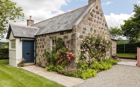 Butlers Cottage - Beautiful cottage in rural Scotland Scottish Cottages Interior, English Cottage Guest House, Scottish House Plans, Scotland Cottage Interior, Scottish Cottage Exterior, Scottish Stone Cottage, Small Cottage Extension, Homes In Scotland, Irish Cottage Extension