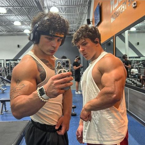 Tren Twins Aesthetic, Tren Twins Gym Wallpaper, Tren Twins Wallpaper, Bodybuilder Pose, Tren Twins, Aesthetics Bodybuilding, Workout Pics, Gym Wallpaper, Bodybuilding Pictures