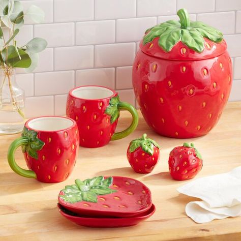Painted Strawberry, Ceramic Strawberry, Strawberry Dishes, Crockery Design, Strawberry Kitchen, Pinch Bowls, Strawberry Decorations, Strawberry Party, Festive Holiday Decor