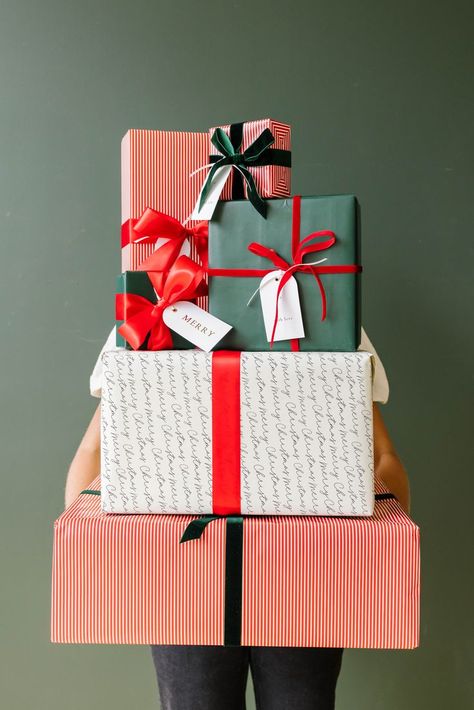 Make the holidays a little more merry and a lot less stressful this year with a Merry Market Christmas Wrapping Kit! Natal, Gift Wrapping Kit, Christmas Present Stack, Pleated Gift Wrapping, Christmas Wrapping Ideas Creative, Christmas Present Wrap, Green Wrapping Paper, Elegant Gift Wrapping, Christmas Gift Packaging