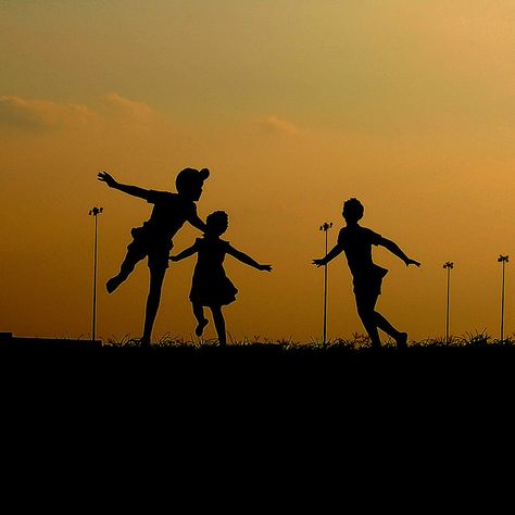 Silhouettes #photography #child Siloette Ideas Photography, Silhouttes Photography, Silhouettes Photography, Silouette Photography, Children Silhouettes, Silhouette People, Silhouette Photography, Fire Image, Silhouette Painting