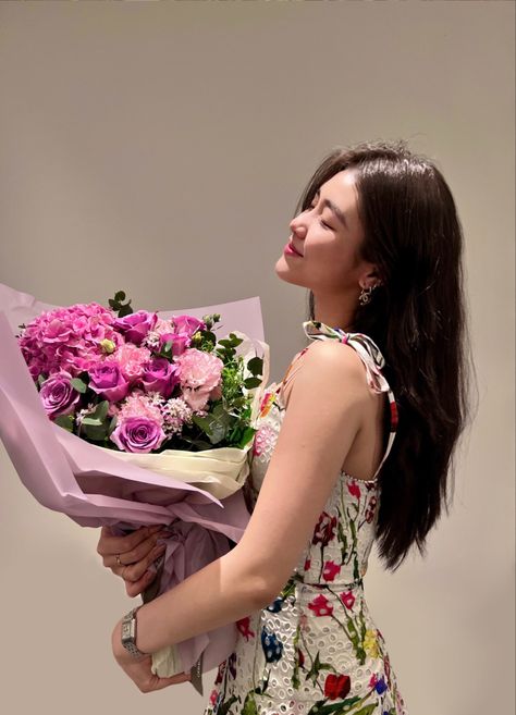 Aesthetic Pics With Flowers, How To Pose With Bouquet Of Flowers, Photo Ideas With Flower Bouquet, Poses Ideas With Flowers, Poses With Bouquet Instagram, Photos With Flowers Aesthetic, Photo With Bouquet Of Flowers, Photo Poses Flowers, Birthday Pose With Flowers