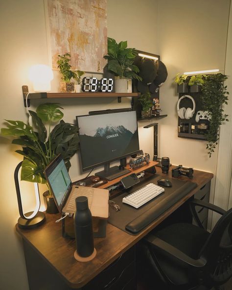 Happy Setup 👨‍💻 📸 @_lifeofsx If you like setup related content follow Us... #workspaceinspo #deskaccessories #deskchair #desktop #deskenvy #studydesk #workdesk #flexibleworkspace #desksituation #desktopwallpaper #workspacesolutions #deskgoals #desktops #workspacegoal #deskdecoration #deskdecor #workspace #desklife #desktoppc #workspacestyling Cozy Game Room Aesthetic, Desk Setup For Men, Dark Computer Setup, Small Desk Corner Ideas, Cozy Corporate Office Decor, Desktop Computer Setup Small Space, Work Stations Home Design, Small Home Office Nook Ideas, Male Pc Setup