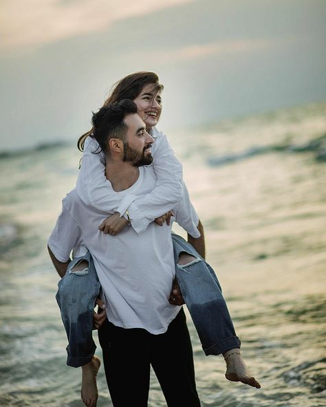 Couple Pose For Beach, Cute Poses For Couples Selfies, Couple Goal Photos Ideas, Romantic Poses Couple Photos, Couple Pre Wedding Photo Poses, Photo Poses For Couples Romantic, Couple Poses On Beach, Beach Photography Couples, Beach Couple Poses