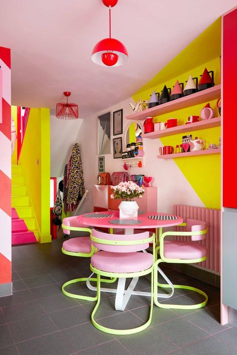 1980s Postmodern Furniture, Quirky House Interiors, Quirky Dining Room, Curated Maximalism, Colourful Cafe, Quirky Interior Design, Funky Apartment Decor, Funky Dining Room, Funky Interior Design