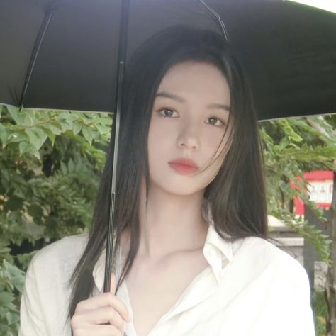 zhou ye lq icons low quality 周也 icon pfp actress icons preview y2k grunge actress cpop cdrama icons Zhou Ye, Teen Friends, Wedding Headdress, New Teen, Y2k Grunge, Lq Icons, Icon Pfp, Chinese Actress, Attractive People