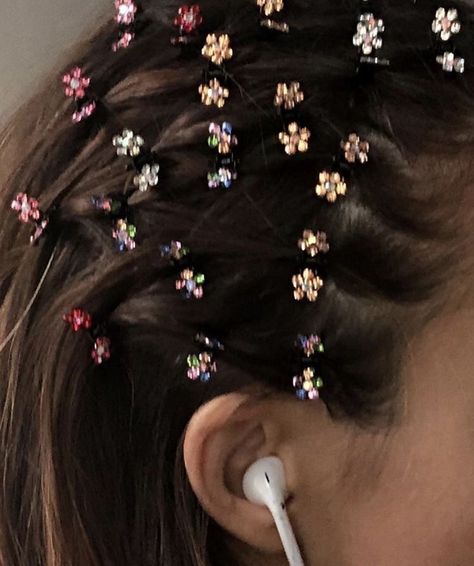 Brown Hair, 2000 Trends, Flower Hair Pin, Diy Hair Bows, Dream Hair, Pretty Hairstyles, Hair Looks, Hair Inspo, Cute Hairstyles