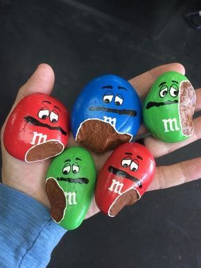These are the absolute most adorable painted rocks! If you love the painted rock trend and are making hide and seek rocks you are going to love these fun ideas. Art Pierre, Painted Rocks Kids, College Room, Painted Rocks Diy, Rock Painting Ideas Easy, Rock Painting Patterns, Cork Crafts, Paint Rock, Rock Painting Designs