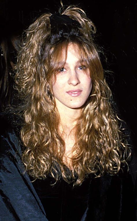 We will never forget how bad these worst '90s beauty trends were Sarah Jessica Parker, Hairstyles With Hat, 90’s Hairstyles, 90s Grunge Hair, 80s Fashion Trends, Hairstyles Curly Hair, 80s Hair, 90s Hairstyles, Hairstyles Curly