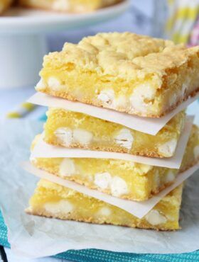 Lemon White Chocolate Gooey Bars | Best Lemon Cookie Bars Recipe Chocolate Gooey Bars, Lemon Cookie Bars, Lemon White Chocolate Cake, Gooey Lemon Bars, Trifle Easy, Refreshing Dessert Recipes, Lemon White Chocolate, White Chocolate Desserts, Chocolate Lemon