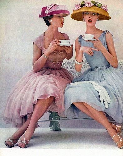 don't you wish we could dress up and sip our coffee {or tea} like this everyday? especially if i could wear one of those hats! :) Victoria's Secret, العصور الوسطى, Mode Retro, Tea Party Hats, Look Retro, Vintage Mode, Foto Vintage, Victoria Secrets, Moda Vintage