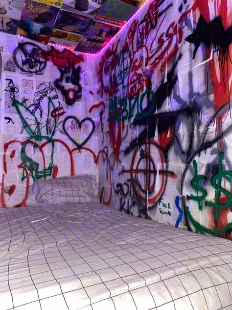 Room With Graffiti Wall, Bedroom Graffiti Art, Wall Paint Ideas Bedroom Aesthetic, Graffiti Room Idea, Spray Paint Ideas On Wall, Graffiti Bedroom Ideas Grunge, Wall Paint Aesthetic Bedroom, Spray Painted Room Wall, Spray Painted Walls Bedrooms