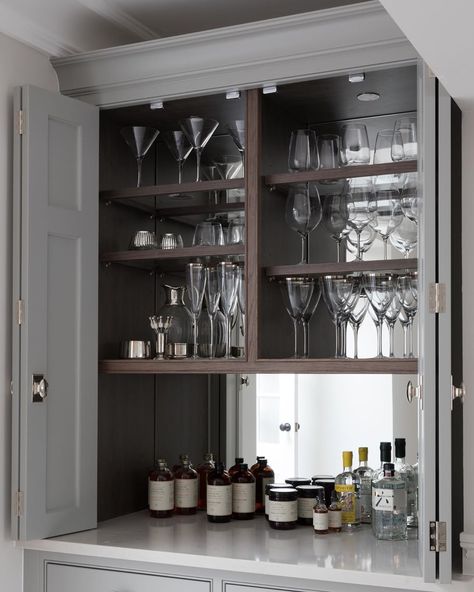 Humphrey Munson on Instagram: “This clever cupboard is a great addition to a dining area and we love how the bespoke double bi-fold doors can be left open. The drinks…” Traditional Dining Rooms, Dining Room Bar Cabinet, Living Room Bar Cabinet, Humphrey Munson, Bar Sala, Kitchen Bar Design, Home Bar Cabinet, Dining Room Cabinet, Home Bar Rooms