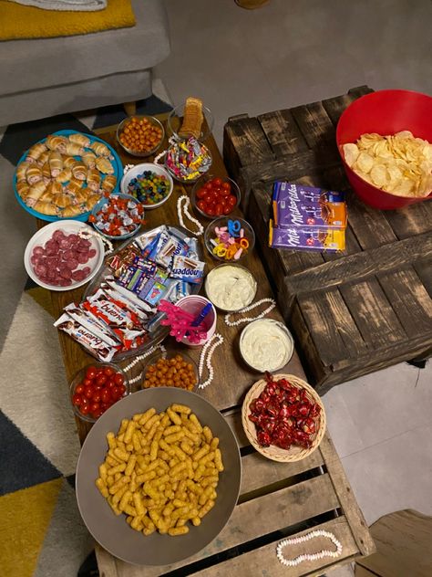 Movies. Aesthetic. Food. Snacks. Picture inspo. Ig story. Instagram. Snacks For Slumber Party, Movie Night Ideas Aesthetic, Movie Marathon Food Ideas, Snacks Asthetic Picture, Sleepover Aesthetic Food, Snacks Aesthetic Night, Movie Snacks Aesthetic, Movie Night Snacks Aesthetic, Movie Night Aesthetic Snacks