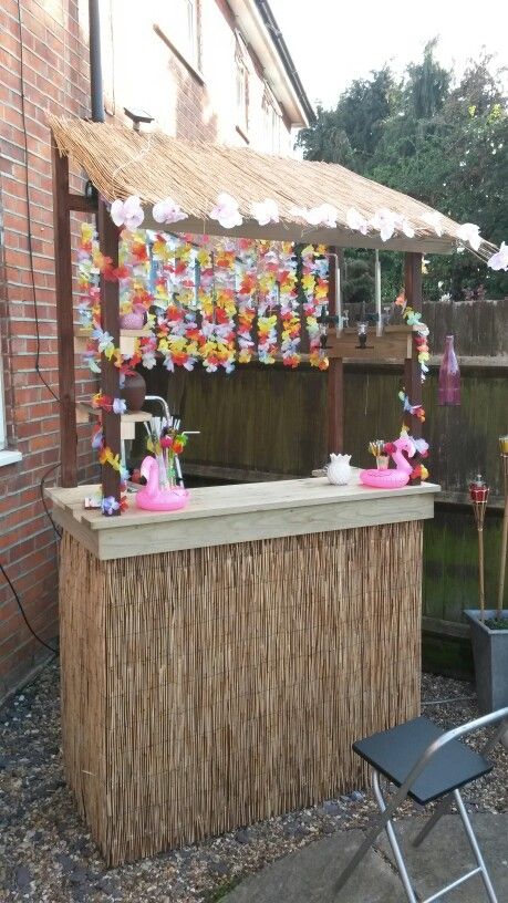 Diy Tiki bar garden bar Diy Tiki Bar Roof, Diy Tiki Bar Cheap, Diy Pool Bar Ideas Backyard, Tiki Boxes Diy, Pool Bar Ideas Backyard, Diy Tiki Hut, Luau Tiki Bar, Diy Tiki Bar, Tiki Bar Ideas