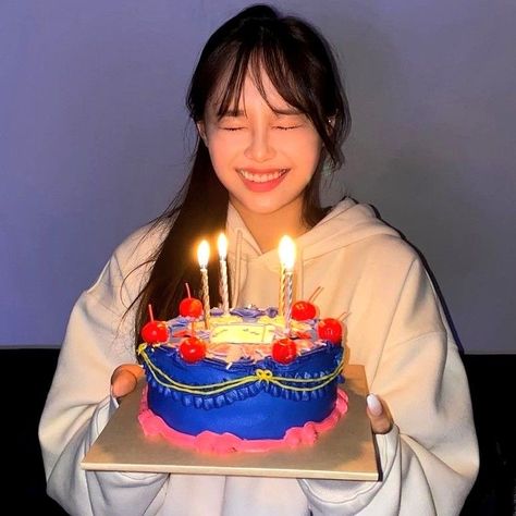 tags : #chuu #loona #icon #messybirthday #birthdaycake #kimjiwoo #jiwoo #chuuloona #loonaicon Birthday Icon, Chuu Loona, Black Color Hairstyles, Color Hairstyles, Hairstyles Black, Birthday Photoshoot, Extended Play, Beauty Trends, Kpop Girl Groups