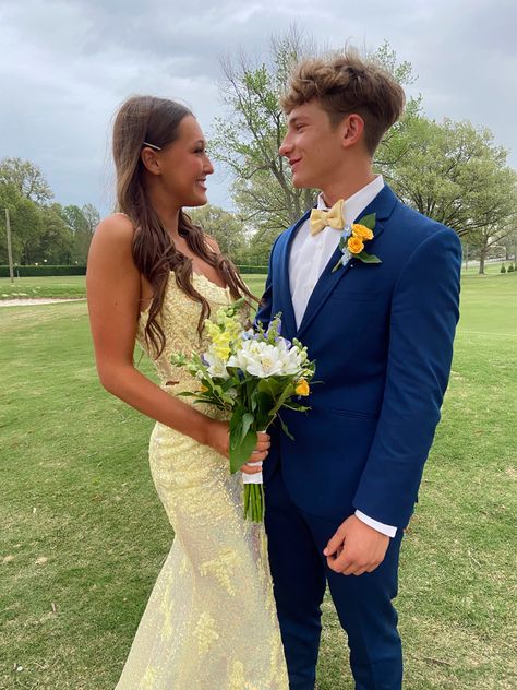 Sequence Prom Dresses Long, Yellow Prom Dress Couple Outfit, Prom Hairstyle Strapless Dress, Senior Prom Couples, Blue Suit Prom Couple, Navy And Yellow Prom Couple, Prom Couple 2023, Prom Pose Inspiration, Cute Prom Colors For Couples