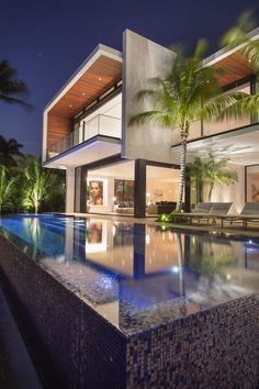 Contemporary waterfront residence located in Miami Beach, Florida, designed by Choeff Levy Fischman. Kleiner Pool Design, Lifestyle Entrepreneur, Modern Mansion, Entrepreneur Lifestyle, Luxury Homes Dream Houses, Waterfront Homes, House Architecture Design, Villa Design, Facade House