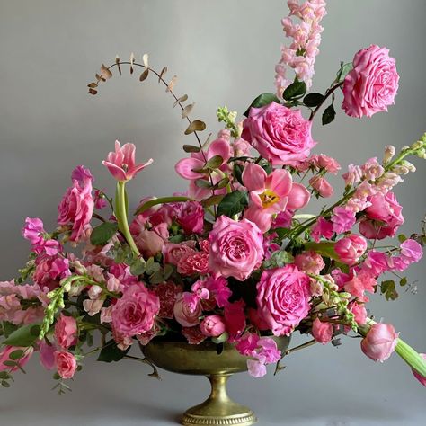 Pink Rose Arrangements Floral Design, Large Pink Floral Arrangements, Fall Pink Floral Arrangements, All Pink Floral Arrangements, Wide Floral Arrangements, Pale Pink Floral Arrangements, All Pink Flower Arrangement, Amazing Floral Arrangements, Shades Of Pink Flower Arrangements