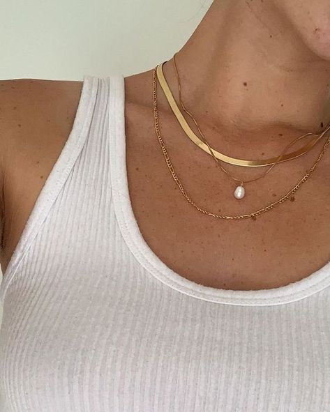 necklace stack, layered necklaces gold, layered gold necklaces, gold necklace layered Ušný Piercing, Necklace Combo, Dainty Gold Jewelry, Necklace Outfit, Comfy Jeans, Stacked Necklaces, Neue Outfits, Jewelry Lookbook, Classy Jewelry