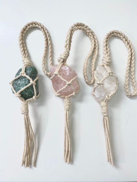 Macrame Crystal Hanger, Macrame Car Charm, Macrame Crafts, Stone Macrame, Car Mirror Hanging Accessories, Crystal Macrame, Crystal Car Charms, Suncatcher Diy, Boho Car Accessories