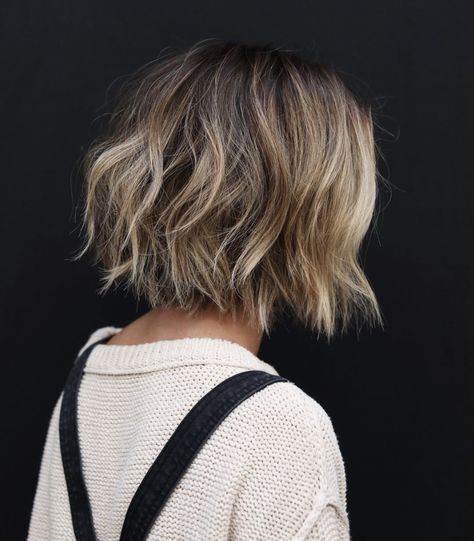 VAL… Wavy Balayage, Cute Bob Haircuts, Wavy Bob Hairstyles, Choppy Bob Hairstyles, Balayage Blonde, Wavy Bobs, 짧은 머리, Brown Blonde Hair, Blonde Bobs