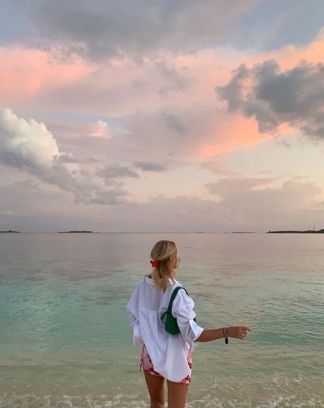 photo of a girl in the bottom middle of frame taken from the back with a beautiful pastel sky Aesthetic Haircuts, Clean Girl Aesthetic Summer, Nail Inspo Ideas, Summer Photoshoot Ideas, Summer Poses, Summer Photoshoot, Vacation Photos, Beach Poses, Beach Photoshoot