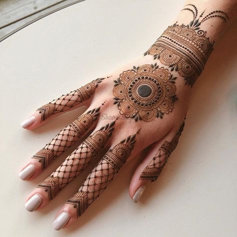 So if you are looking for a stylebook for best traditional floral mehndi for brides, here’s all you need to see for the best designs of 2021. #mehendidesigns #mehendidesignforhands #mehendidesignforhandssimple #easymehendidesign #fingermehendidesign #mehendidesignforhandsunique #mehendidesignleg #simplemehendidesign #arbaicmehendidesign #mehendidesignforhandsbridal #mehendidesigngroom #bridalmehendidesign #frontmehendidesign #verysimplemehendidesign #backsidemehendidesign#shaadisaga#indianweddin Bride Pearls, Mehndi Designs Finger, Henna Hand Designs, Tato Henna, मेहंदी डिजाइन, Floral Henna Designs, Henna Tattoo Designs Hand, Eid Mehndi Designs, Mehndi Designs 2018