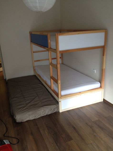 IKEA KURA Double Bunk Bed + Extra hidden bed (Sleeps 3!) - IKEA Hackers - IKEA Hackers Ikea Bunk Bed With Trundle, Kura Bed Ideas, Ikea Trundle Bed, Kura Cama Ikea, Mydal Ikea, Ikea Bunk Bed Hack, Cama Ikea Kura, Bunk Bed Hacks, Ikea Metal