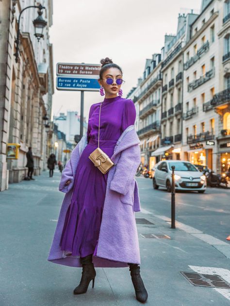 4 Purple Outfits That Prove The Color is Here to Stay - monochromatic purple outfit, pfw street style, fashion week outfits // Notjessfashion.com Mode Monochrome, Mode Purple, Lavender Outfit, Monochromatic Fashion, Monochromatic Outfit, Wearing Color, Purple Outfits, Monochrome Fashion, Fashion Business