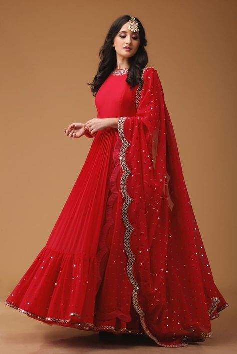 Beautiful red frock outfit Pengantin India, Wedding Jewelery, Bridal Jewelery, Salwar Kamiz, Designer Anarkali, Indian Gowns Dresses, Indian Gowns, Designer Salwar Suits, Dress Indian Style