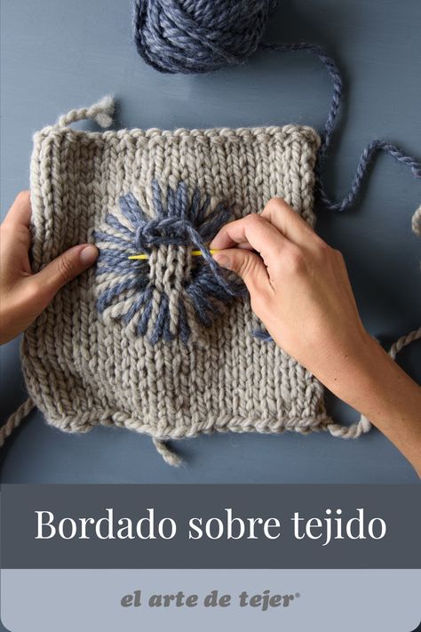 Es una técnica realmente muy amigable para las tejedoras que quieran acercarse un poco al BORDADO o simplemente aprenderla para decorar sus prendas tejidas y hacerlas más únicas y especiales. #bordar #bordado #embroidery #lana #tejido #punto #tricot #palillos #2agujas #dosagujas #tejer #crochet #ganchillo Embroidery, Macramé, Knitting Projects, Knitting, Diy Wall Art, Patchwork, Crochet, Rag Rug, Fabric Bag